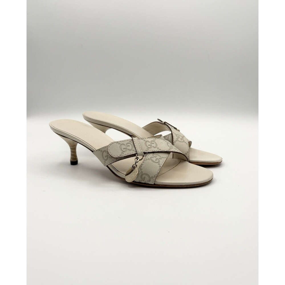 Gucci White Leather Kitten Heels Embossed GG Logo Accent & Charm Y2K Size EU 37